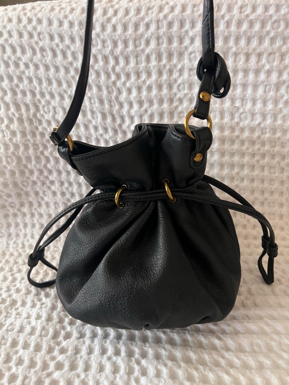 HOBO Black Pebbled Leather Bucket Bag Crossbody Drawstring Brass Hardware - Picture 7 of 16